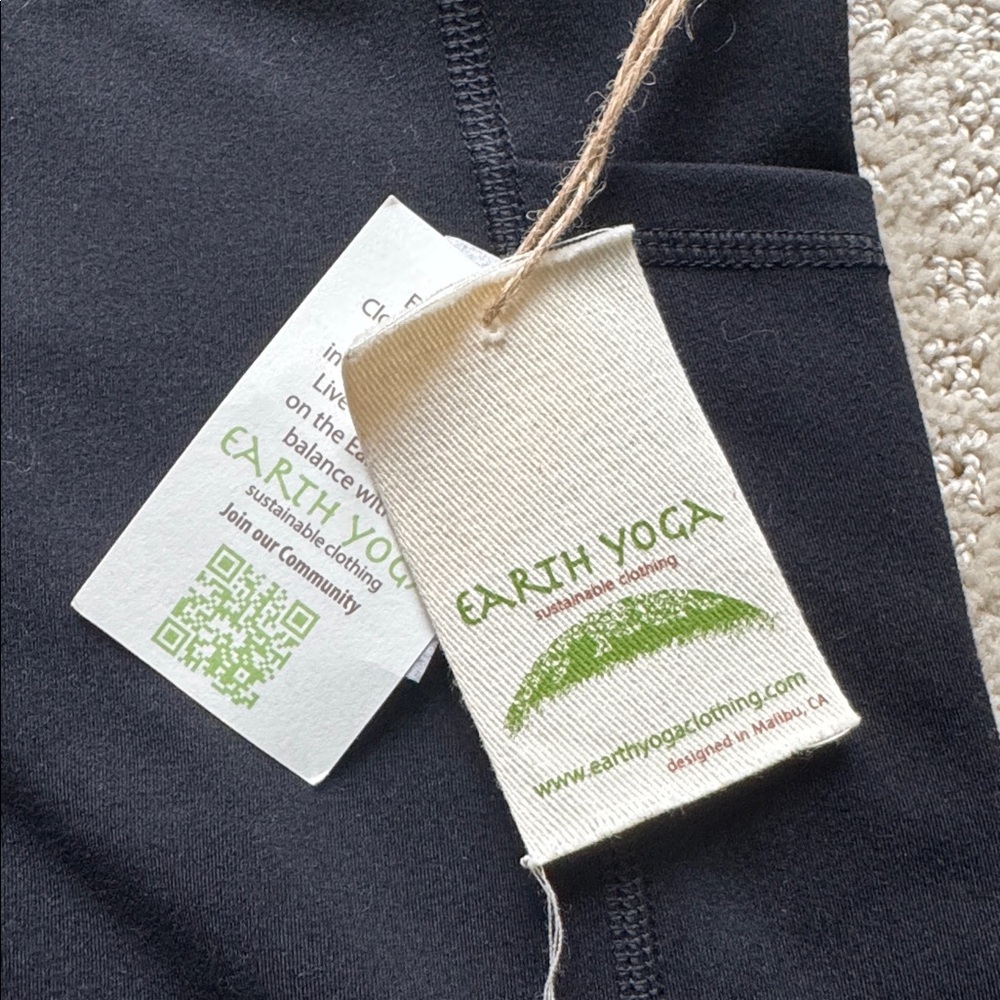 NWT Earth Yoga | Crossover Waist Cropped Length Pocketed Leggings in Black | XL - Picture 4 of 7